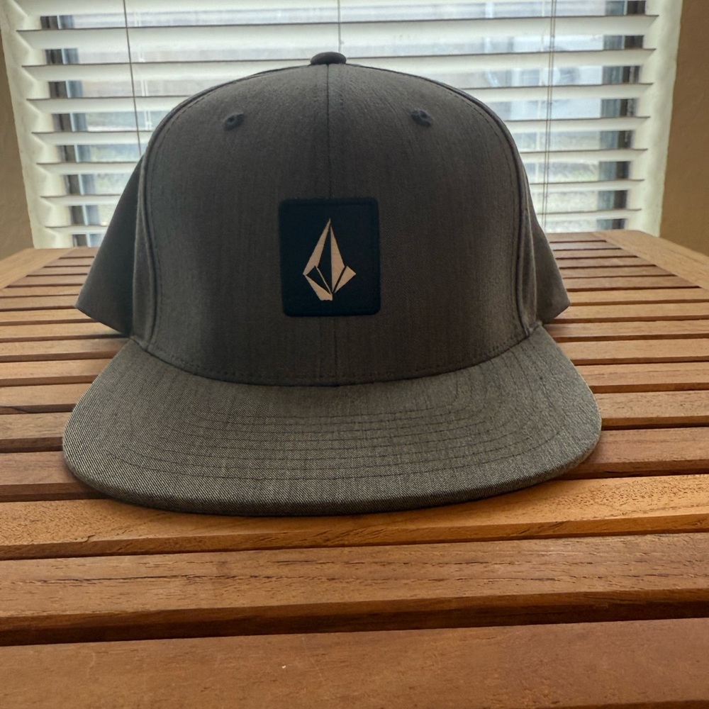 NWOT Volcom box logo grey SnapBack